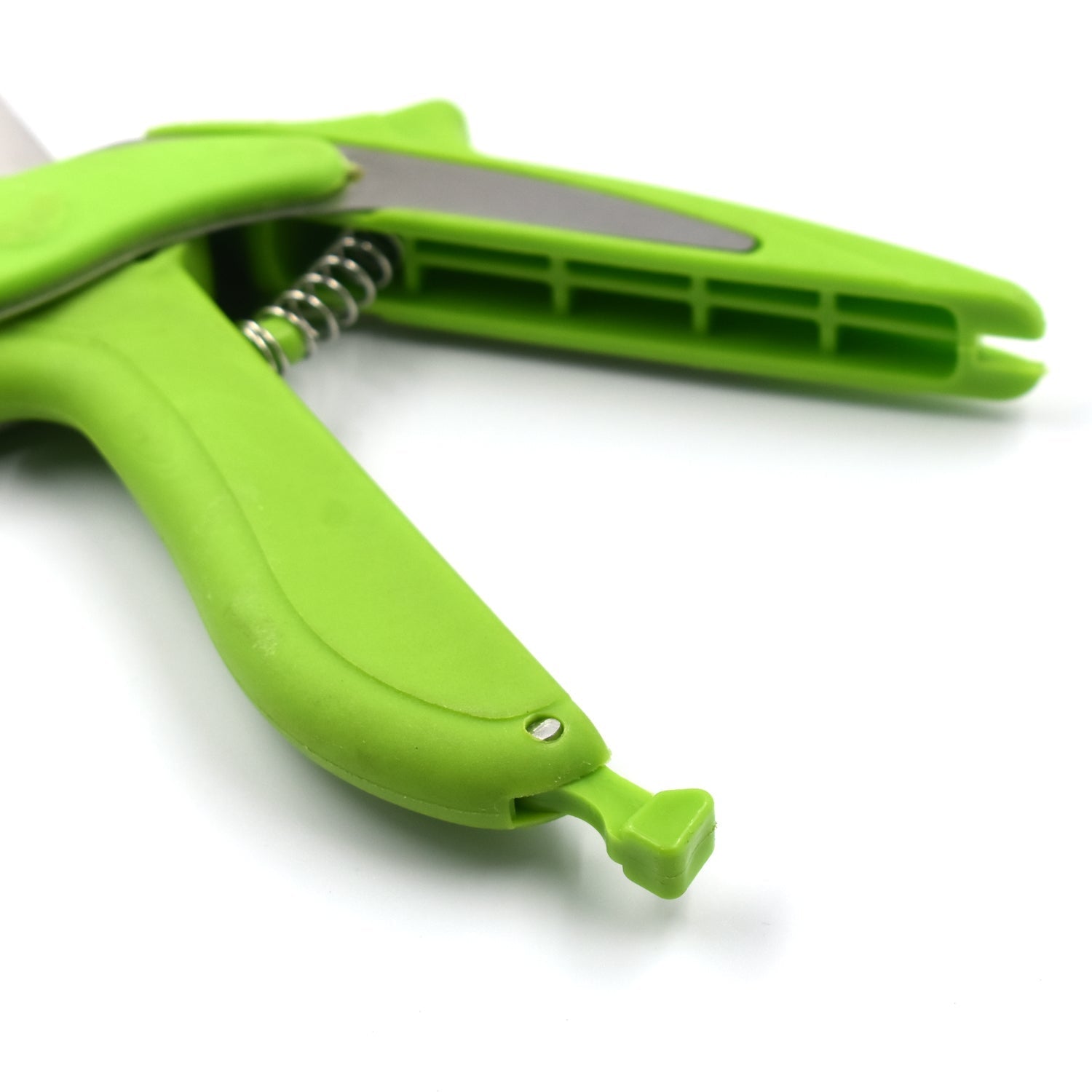 2666 Green Clever Cutter and shredder tool with effective sharp cutting blade system.