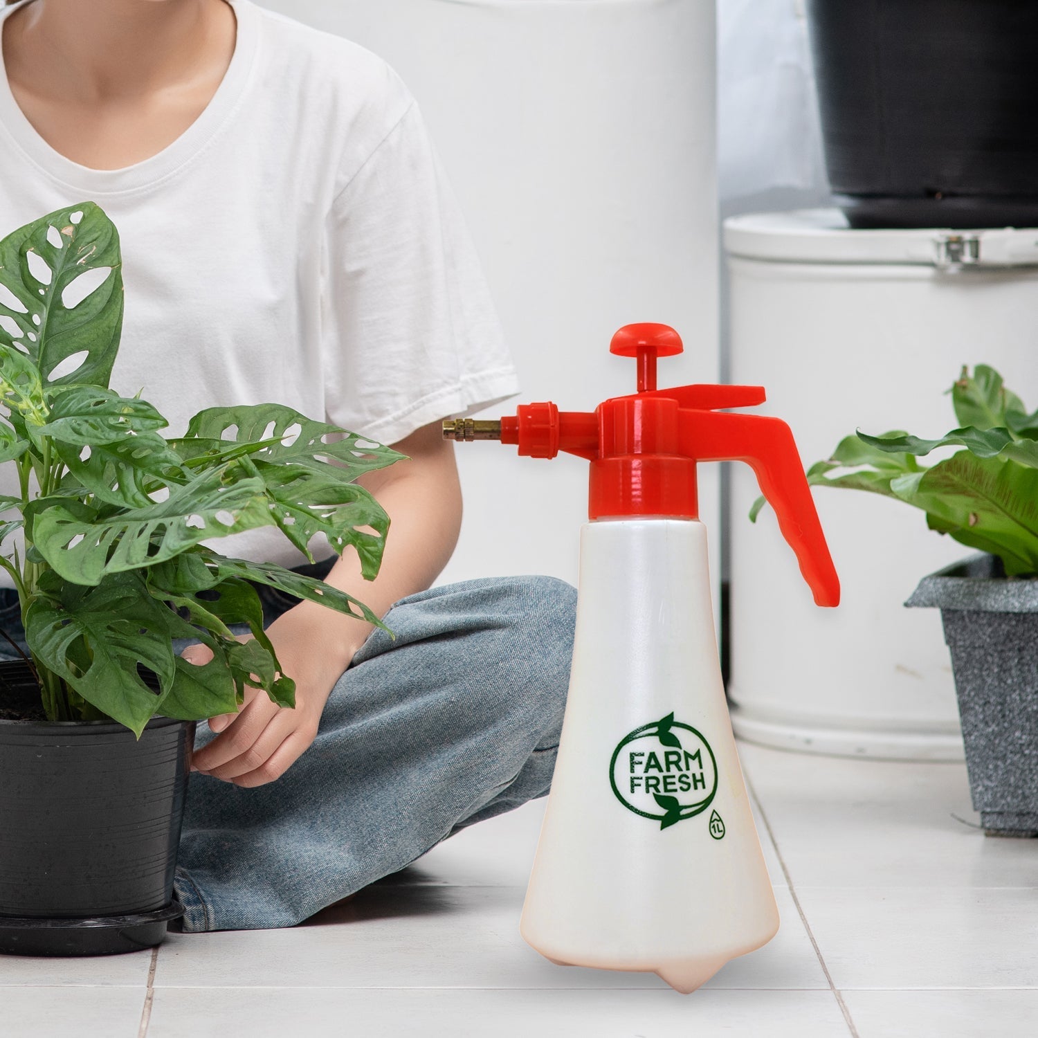 9023 1 litre Garden Sprayer used in all kinds of garden and park for sprinkling and showering purposes.