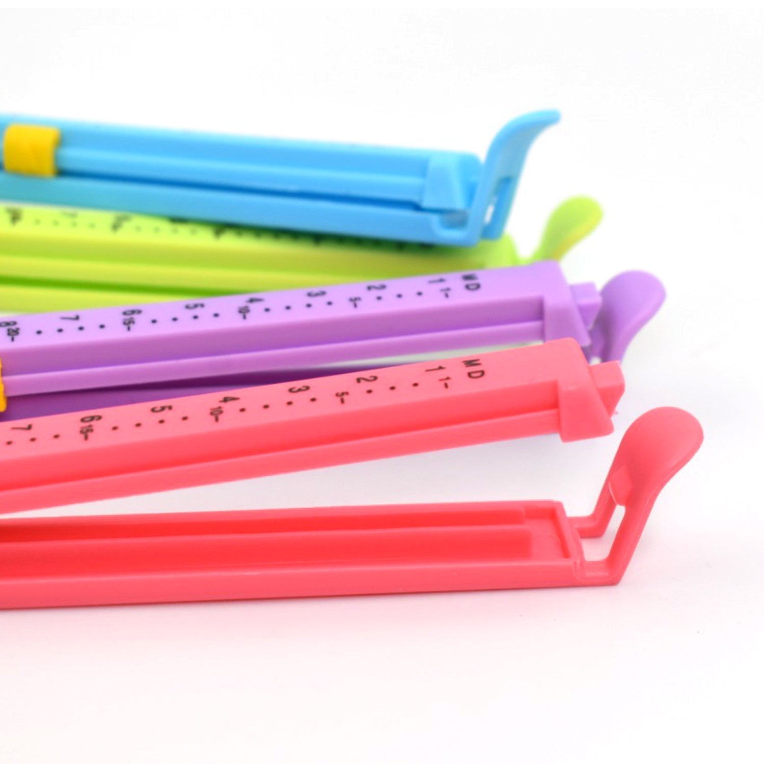 6172 large Plastic Food Pouch Clip Sealer for Keeping Food Fresh for Home Kitchen Camping, Set of 4 (Multicolor) freeshipping - DeoDap