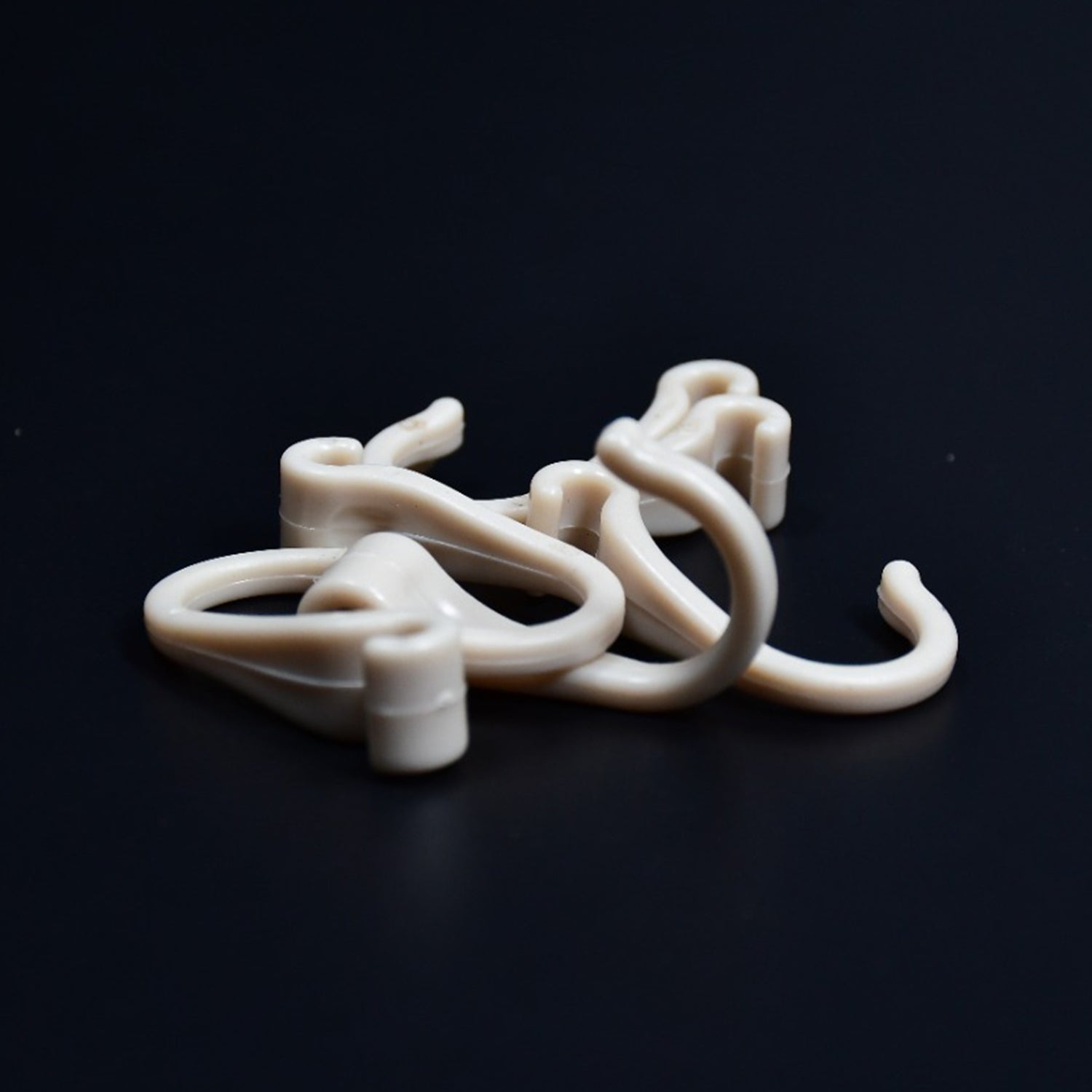9069 6pc Small plastic hooks DeoDap